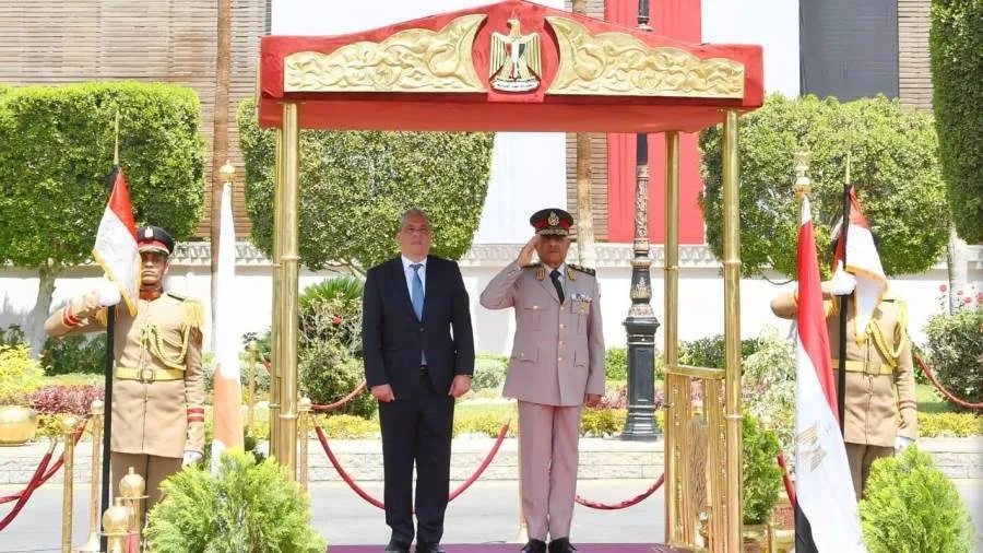 القائد العام للقوات المسلحة يلتقى وزير الدفاع القبرصى