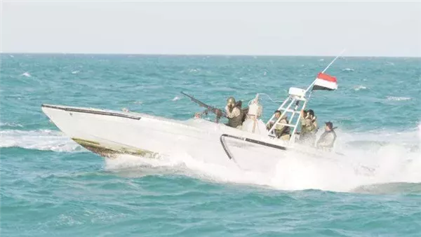 القاهرة الإخبارية: خفر السواحل اليمني يضبط سفينتين تحملان معدات حربية كانتا متجهتين للحوثيين