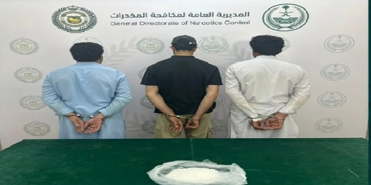 القبض على ثلاثة مقيمين في الرياض بتهمة ترويج 4 كيلوغرامات من مادة الشبو القبض على ثلاثة مقيمين في الرياض بتهمة ترويج 4 كيلوغرامات من مادة الشبو