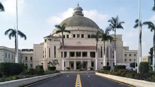 القضاء الإداري يُلزم جامعة القاهرة بإعادة قيد طالبة في كلية طب القصر العيني
