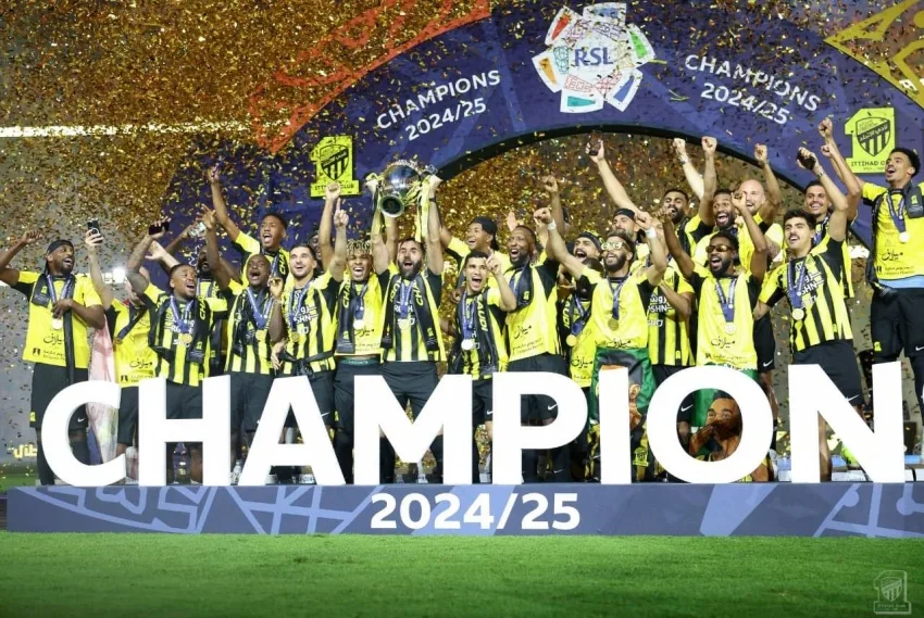الكأس في اليدين.. والولاء في القلوب الكأس في اليدين.. والولاء في القلوب