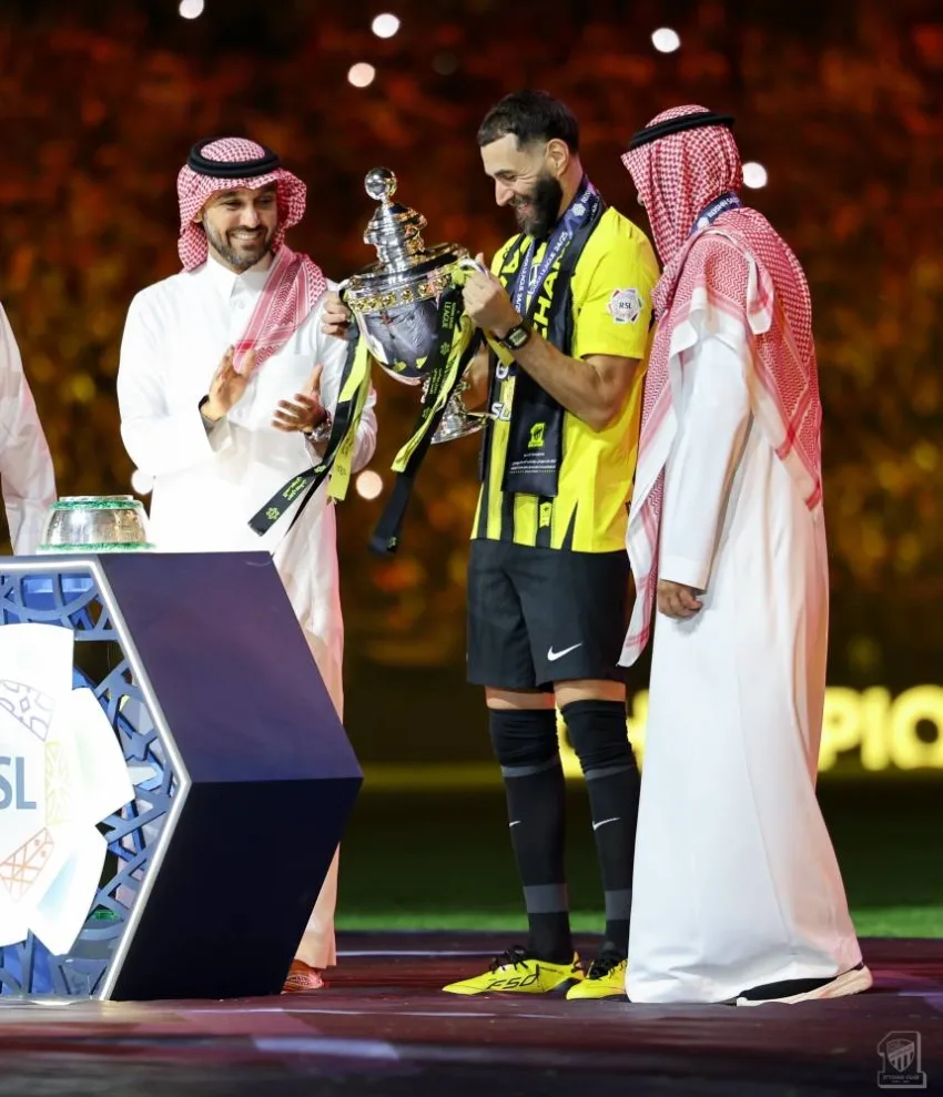 الكأس يوقف احتفالات لاعبي الاتحاد الكأس يوقف احتفالات لاعبي الاتحاد