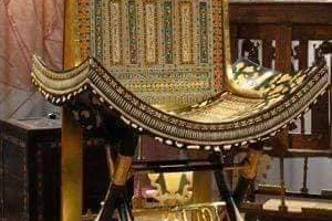 الكرسي الملكي لتوت عنخ آمون: تحفة مذهلة في المتحف المصري الكبير