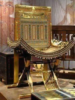 الكرسي الملكي لتوت عنخ آمون: تحفة مذهلة في المتحف المصري الكبير الكرسي الملكي لتوت عنخ آمون: تحفة مذهلة في المتحف المصري الكبير