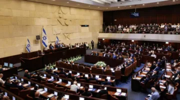 الكنيست تبحث موضوع “حق اليهود في الصلاة” في الأقصى والاقتحامات الجماعية للموقع.