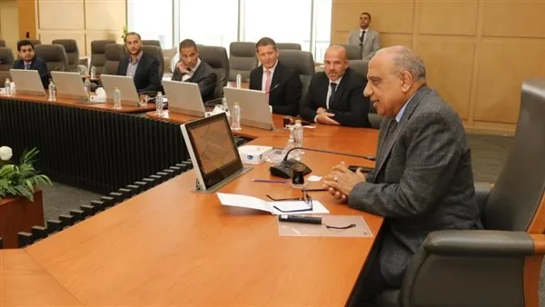 الكهرباء تناقش إنشاء مصنع للبطاريات وتوفير الطاقة النظيفة في إطار التحول للطاقة المتجددة