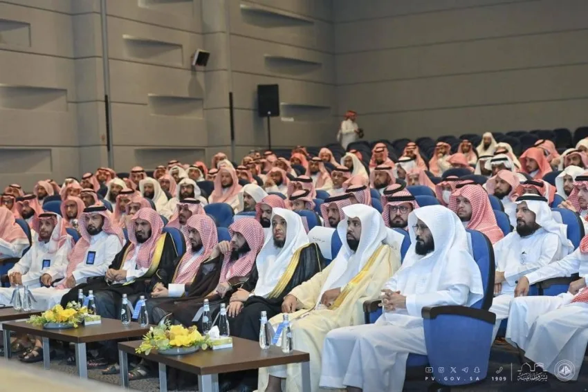اللقاء بين السند ومنسوبي هيئة الأمر بالمعروف خلال موسم الحج اللقاء بين السند ومنسوبي هيئة الأمر بالمعروف خلال موسم الحج