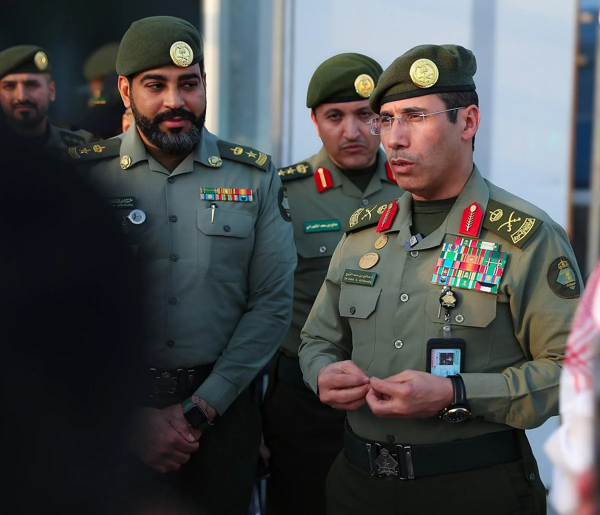 اللواء المربع يقوم بجولة تفقدية على جوازات منفذ البطحاء اللواء المربع يقوم بجولة تفقدية على جوازات منفذ البطحاء
