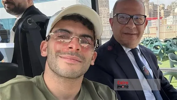 المحامي أشرف عبد العزيز رفقة زيزو من داخل نادي الزمالك بعد انتهاء التحقيق مع اللاعب