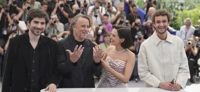 المخرج ريتشارد لينكليتر يناقش فيلمه «الموجة الجديدة» في مهرجان كان السينمائي المخرج ريتشارد لينكليتر يناقش فيلمه «الموجة الجديدة» في مهرجان كان السينمائي