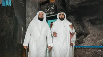 المدير العام لهيئة الأمر بالمعروف يستعرض مكونات حي حراء الثقافي والمعروضات النادرة.