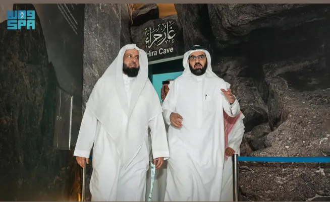 المدير العام لهيئة الأمر بالمعروف يستعرض مكونات حي حراء الثقافي والمعروضات النادرة. المدير العام لهيئة الأمر بالمعروف يستعرض مكونات حي حراء الثقافي والمعروضات النادرة.