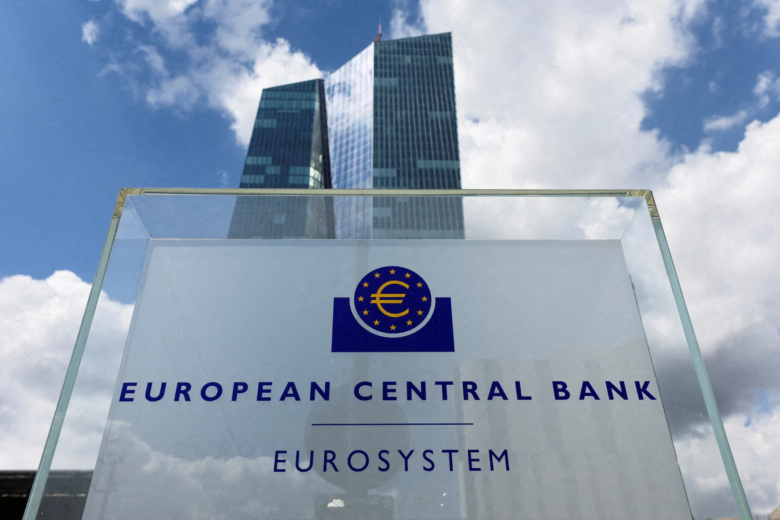 المركزي الأوروبي يتنبأ بتخفيض آخر في أسعار الفائدة المركزي الأوروبي يتنبأ بتخفيض آخر في أسعار الفائدة