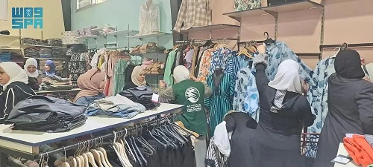 “المساعدات الإنسانية من الملك سلمان” توزّع 350 قطعة ملابس على الأسر الأكثر احتياجًا في دمشق “المساعدات الإنسانية من الملك سلمان” توزّع 350 قطعة ملابس على الأسر الأكثر احتياجًا في دمشق