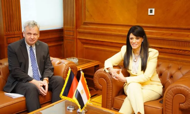 المشاط تتناول تعزيز الروابط الاقتصادية بين مصر وألمانيا مع السفير الألماني المشاط تتناول تعزيز الروابط الاقتصادية بين مصر وألمانيا مع السفير الألماني