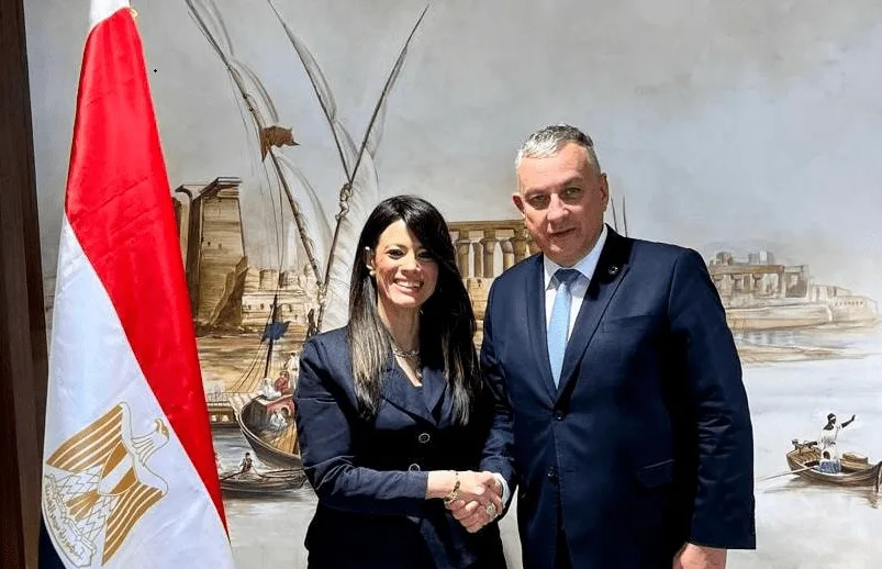 المشاط تناقش مع المفوض الأوروبي سبل تنفيذ المرحلة الثانية من آلية دعم الاقتصاد الكلي المشاط تناقش مع المفوض الأوروبي سبل تنفيذ المرحلة الثانية من آلية دعم الاقتصاد الكلي