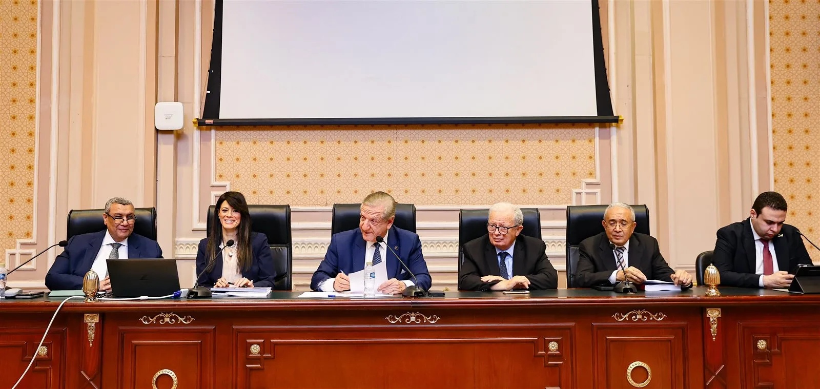 المشاط: نسعى لرفع نسبة الاستثمارات الخاصة إلى 63% في خطة العام المالي القادم. المشاط: نسعى لرفع نسبة الاستثمارات الخاصة إلى 63% في خطة العام المالي القادم.