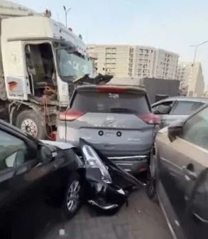 المعمل الجنائي يكشف خسائر حادث تحطم معرض سيارات بالقطامية