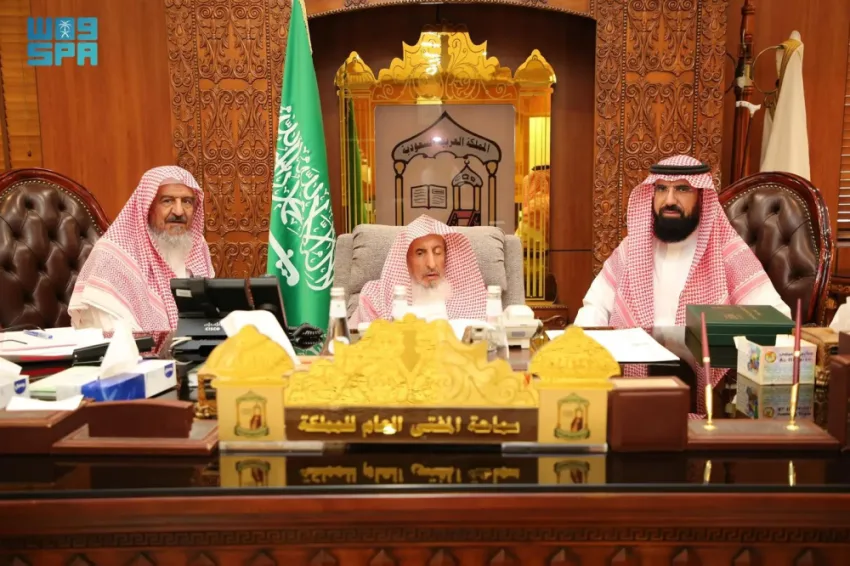 المفتي العام ونائبه يستلمان التقرير السنوي لفرع حائل المفتي العام ونائبه يستلمان التقرير السنوي لفرع حائل