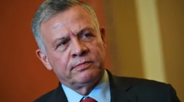 الملك الأردني يبرز ضرورة الوصول إلى سلام عادل وشامل عبر حل الدولتين.