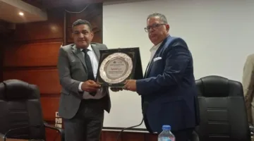 المهندس أشرف فتحي يجتمع مع رئيس جمعية المستثمرين لتعزيز دعم الصناعة والمستثمرين.
