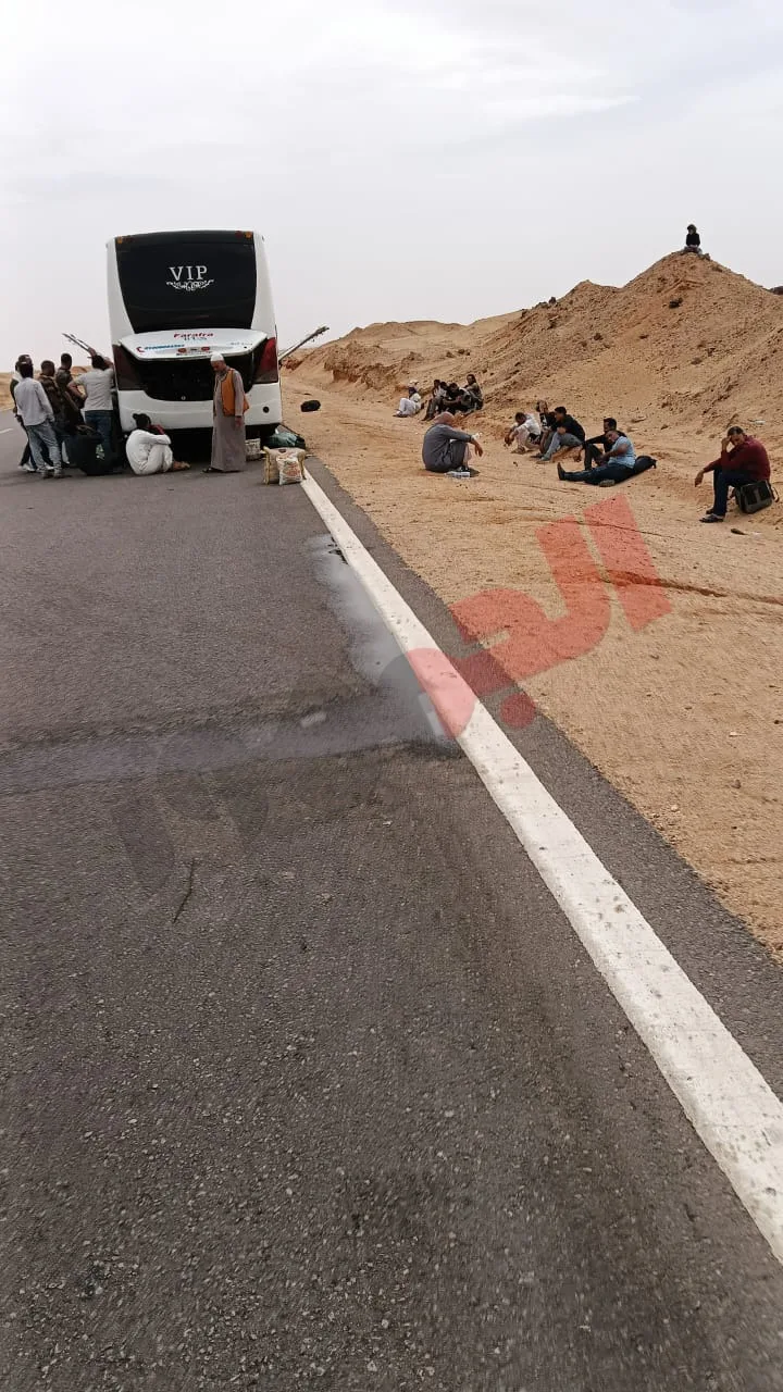 «النار بتخرج من كل مكان».. تفاصيل حريق أتوبيس على طريق الواحات (فيديو)