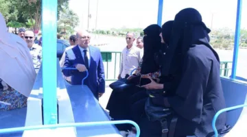 النعماني يركب قطار “الطفطف” برفقة طلاب جامعة سوهاج