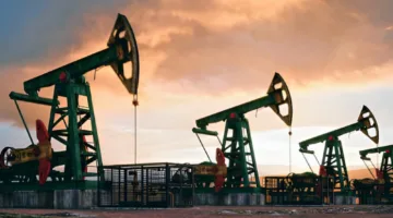 النفط يسعى لتحقيق مكاسب أسبوعية تتجاوز 1%