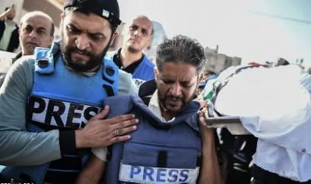 «النقابة الفلسطينية»: زيادة عدد الصحفيين الذين استشهدوا في غزة إلى 221 شهيداً «النقابة الفلسطينية»: زيادة عدد الصحفيين الذين استشهدوا في غزة إلى 221 شهيداً