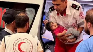 الهلال الأحمر ينقل المصابين والفرق الطبية من مستشفيين في شمال غزة