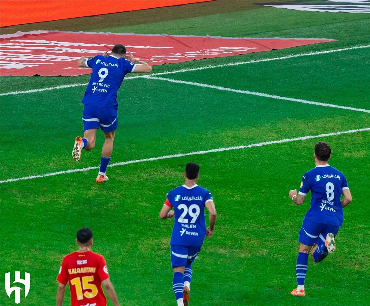 الهلال يتفوق على القادسية بهدفين نظيفين ويصعد إلى المركز الثاني في الدوري السعودي. الهلال يتفوق على القادسية بهدفين نظيفين ويصعد إلى المركز الثاني في الدوري السعودي.