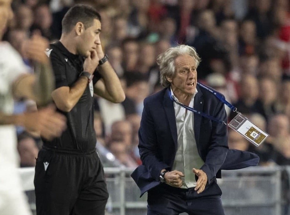 الهلال ينهي اتفاقه مع مدرب عالمي خلفًا لـ جيسوس
