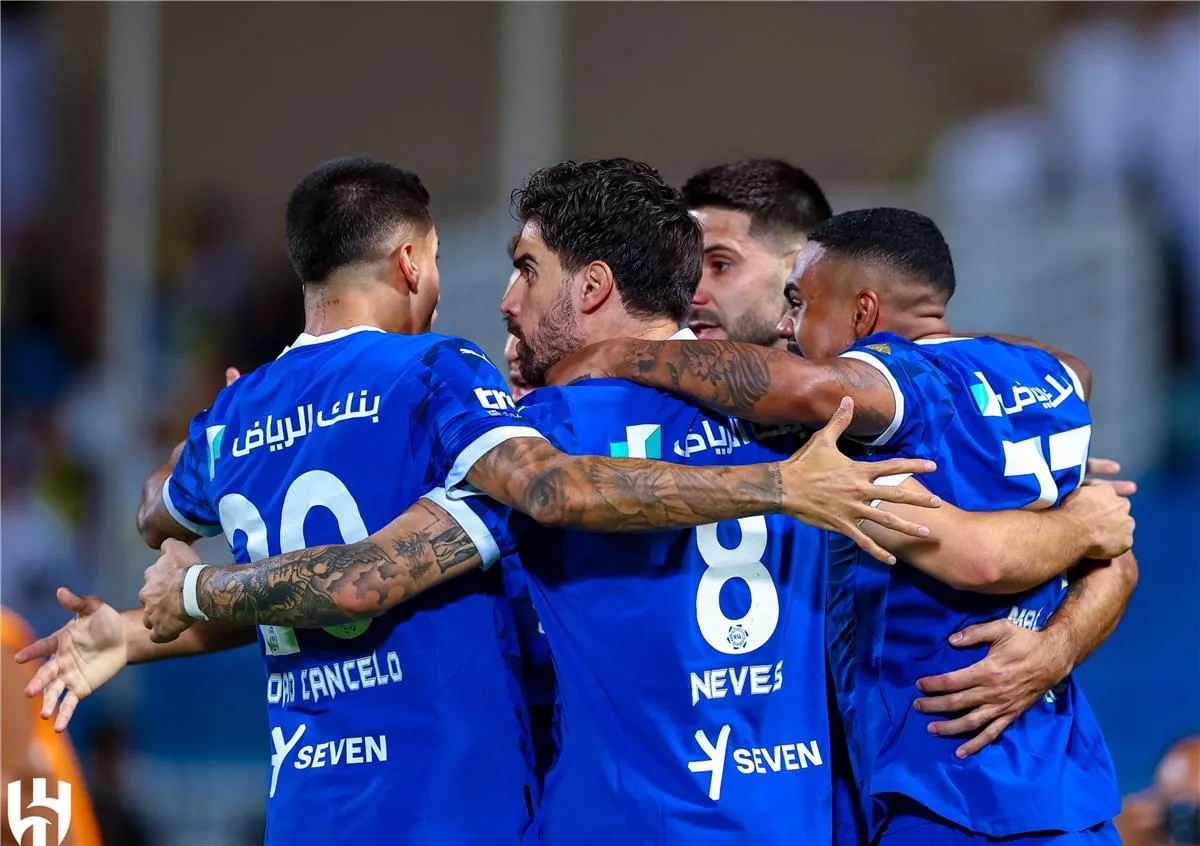 الهلال يهزم الرائد بخماسية مثيرة ويواصل زحفه خلف الاتحاد في صدارة الدوري السعودي