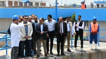 الوزير المسؤول عن الإسكان ومحافظ الشرقية يتفقدان تقدم أعمال نظامي مياه الشرب والصرف الصحي.