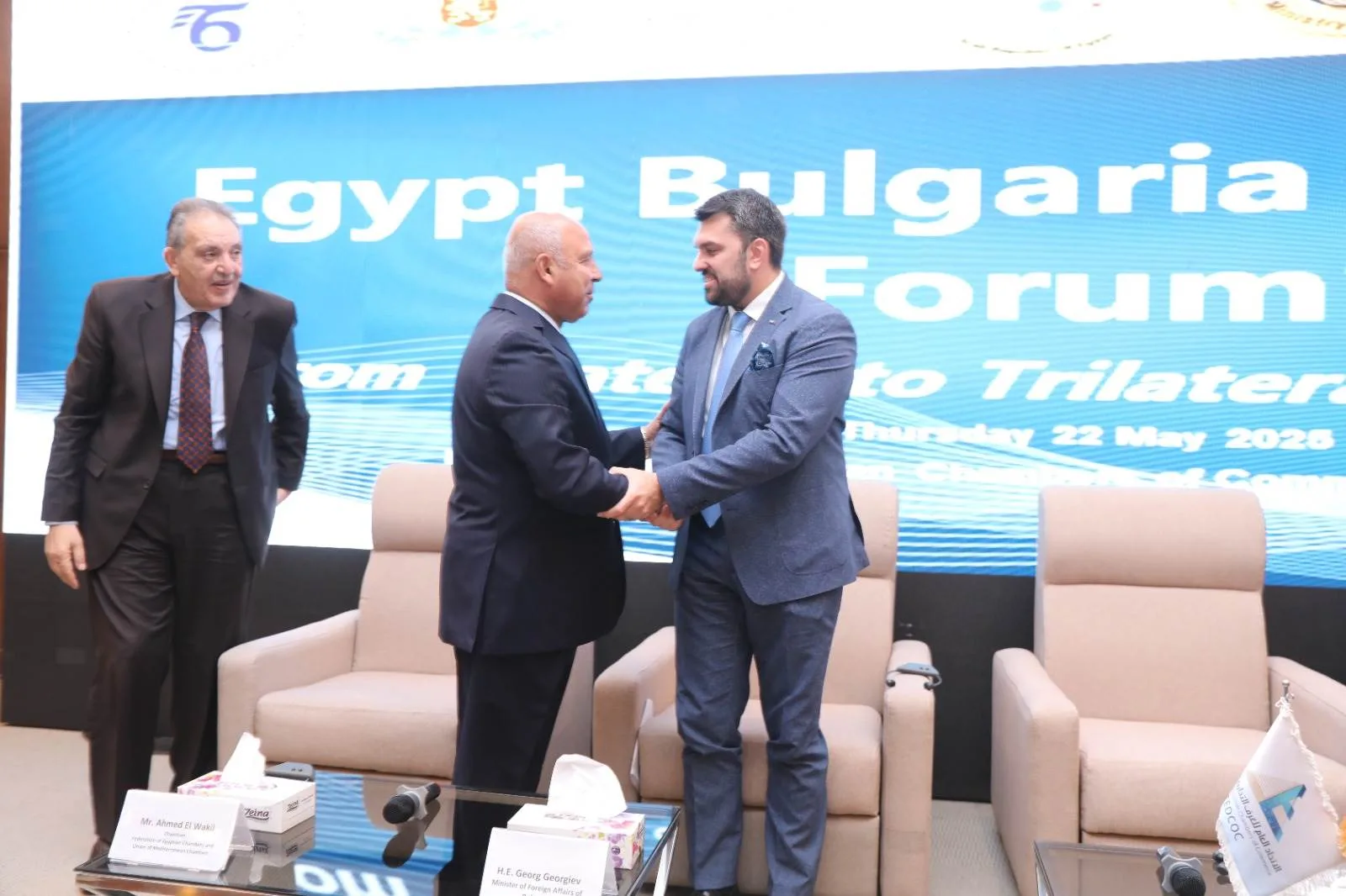 الوزير يسلط الضوء على استراتيجيات تحويل مصر إلى مركز إقليمي بارز في مجالي الصناعة والنقل. الوزير يسلط الضوء على استراتيجيات تحويل مصر إلى مركز إقليمي بارز في مجالي الصناعة والنقل.