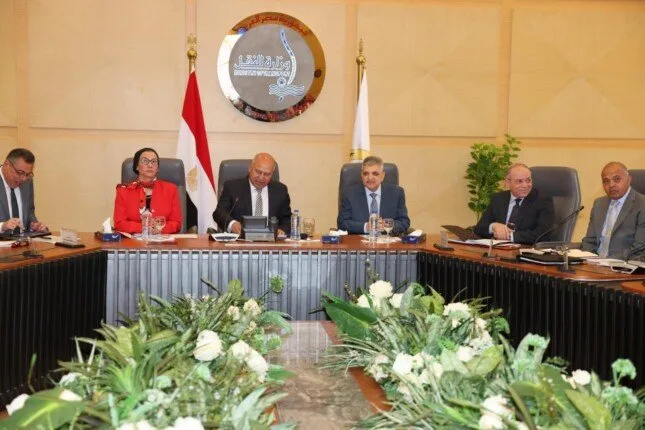 “الوزير” يناقش إمكانية توفير خدمة جمع النفايات الصلبة من السفن المارة عبر قناة السويس “الوزير” يناقش إمكانية توفير خدمة جمع النفايات الصلبة من السفن المارة عبر قناة السويس
