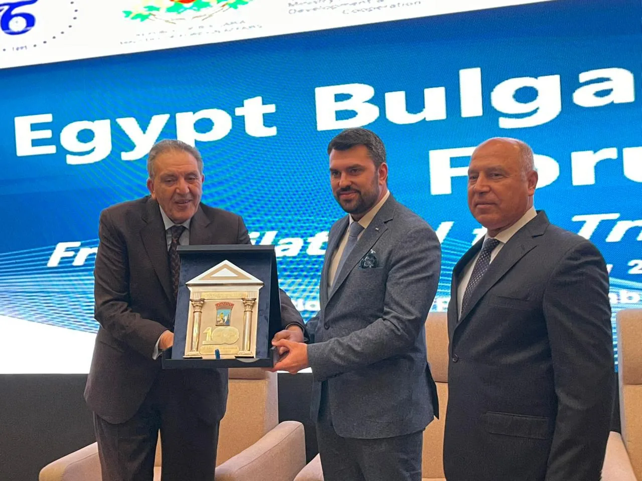“الوكيل” يوجه دعوة لمستثمري بلغاريا للاستثمار في المشاريع الحكومية المطروحة. “الوكيل” يوجه دعوة لمستثمري بلغاريا للاستثمار في المشاريع الحكومية المطروحة.