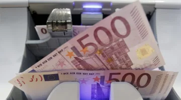 اليورو يرتفع أمام الدولار بعد تراجع ترامب عن تهديده بفرض رسوم جمركية على أوروبا