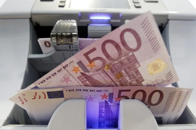 اليورو يرتفع أمام الدولار بعد تراجع ترامب عن تهديده بفرض رسوم جمركية على أوروبا اليورو يرتفع أمام الدولار بعد تراجع ترامب عن تهديده بفرض رسوم جمركية على أوروبا