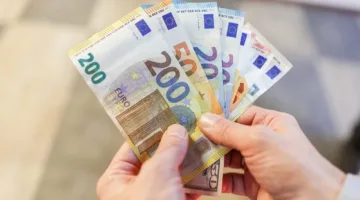 اليورو يرتفع لأعلى مستوى في شهر بعد تأجيل الولايات المتحدة للرسوم الجمركية على أوروبا