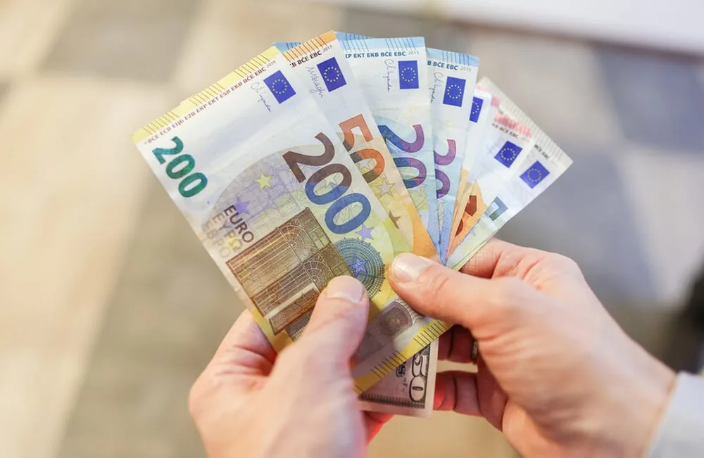 اليورو يرتفع لأعلى مستوى في شهر بعد تأجيل الولايات المتحدة للرسوم الجمركية على أوروبا اليورو يرتفع لأعلى مستوى في شهر بعد تأجيل الولايات المتحدة للرسوم الجمركية على أوروبا