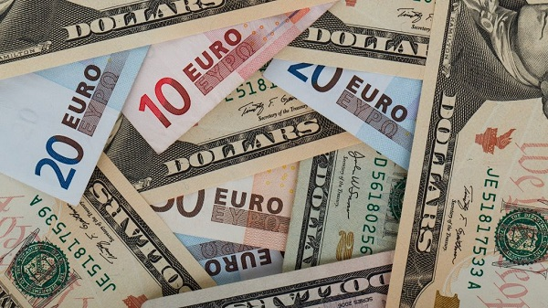 اليورو يرتفع مؤقتًا وسط ترقّب بيانات التضخم وتزايد رهانات خفض الفائدة الأوروبية