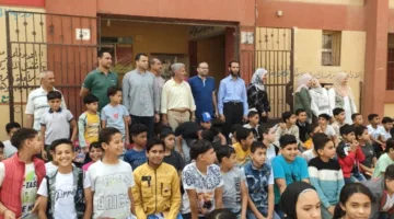 اليوم الأخير في المدرسة الابتدائية: طلاب الصفوف الابتدائية يلتقطون صورة تذكارية مع معلميهم