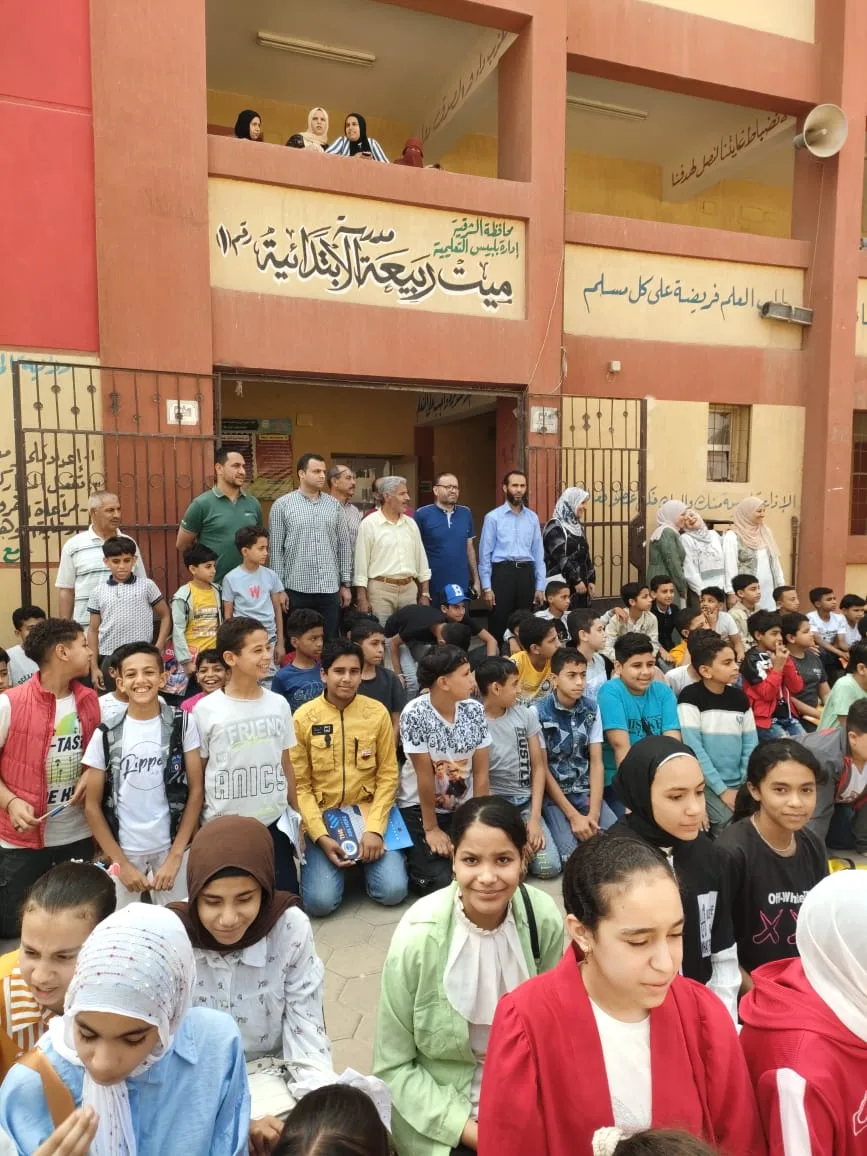 اليوم الأخير في المدرسة الابتدائية: طلاب الصفوف الابتدائية يلتقطون صورة تذكارية مع معلميهم اليوم الأخير في المدرسة الابتدائية: طلاب الصفوف الابتدائية يلتقطون صورة تذكارية مع معلميهم