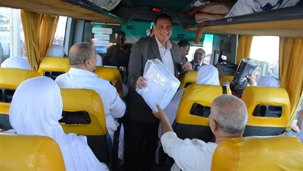 اليوم.. محافظ القليوبية يسلم حجاج الجمعيات ملابس الإحرام