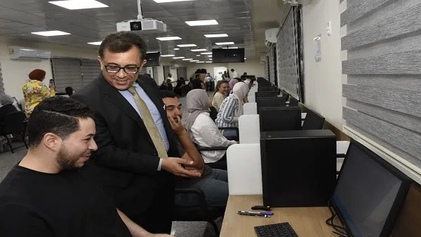 امتحان شامل إلكتروني بدون أوراق في جامعة عين شمس للمرة الأولى امتحان شامل إلكتروني بدون أوراق في جامعة عين شمس للمرة الأولى