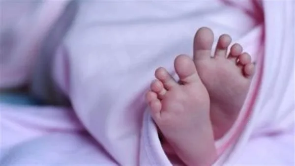 امرأة تلقى طفلها في حمام محطة السكك الحديدية بطنطا بعد نزولها من القطار امرأة تلقى طفلها في حمام محطة السكك الحديدية بطنطا بعد نزولها من القطار
