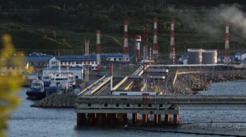 انخفاض أسعار النفط amid escalating concerns over economic growth in the U.S. and China.