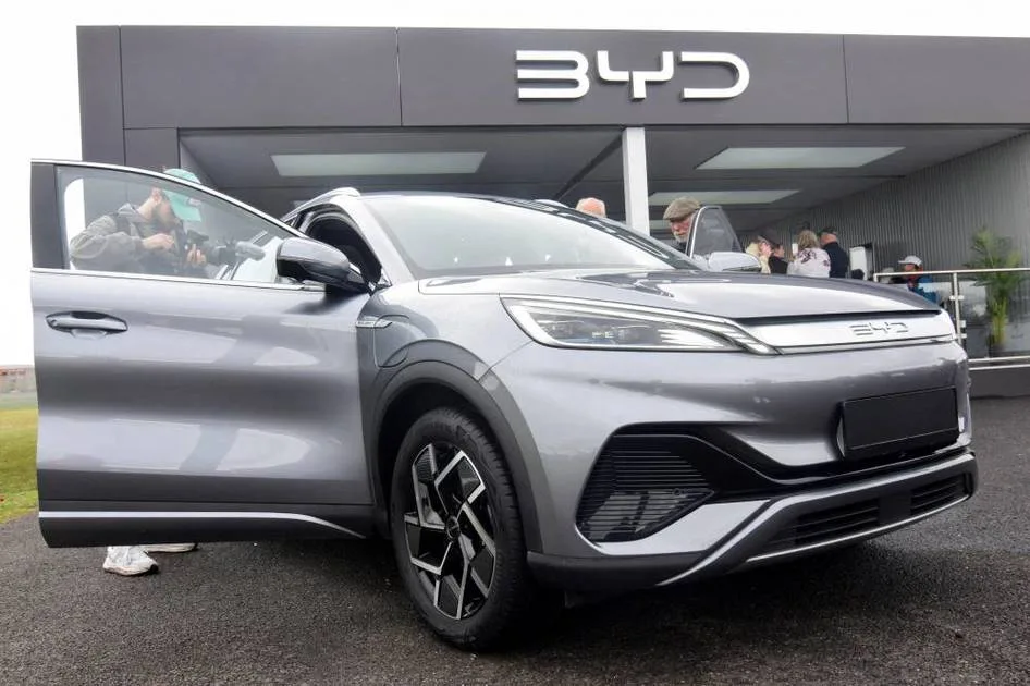 انخفاض أسهم BYD في هونغ كونغ في ظل زيادة المنافسة وحرب الأسعار في سوق السيارات الكهربائية انخفاض أسهم BYD في هونغ كونغ في ظل زيادة المنافسة وحرب الأسعار في سوق السيارات الكهربائية