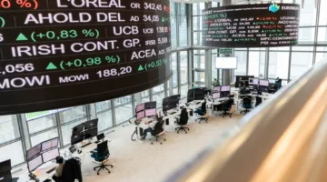 انخفاض الأسهم الأوروبية عن قممها التي حققتها خلال الشهرين الماضيين